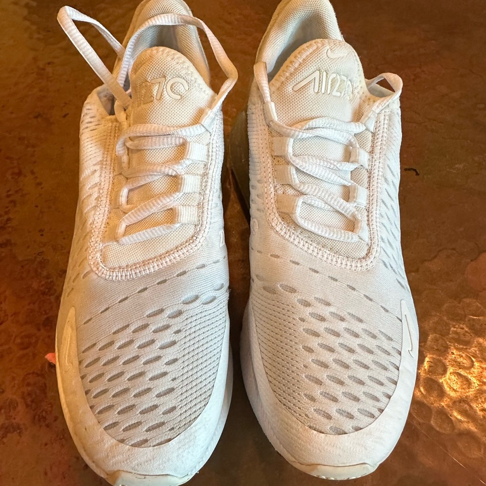 Nike White Air Max Sneakers Modern Sporty Design